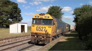 preview picture of video 'PN container train at Taradale  Sun 27/03/11'
