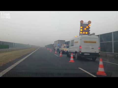 Uważajcie na drogach. Na A1 osobówka uderzyła w TIR-a