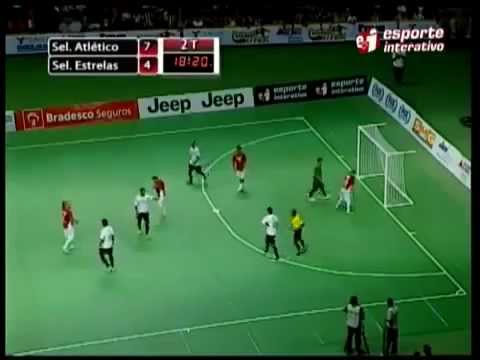 Falcao scores a ridiculous spinning backheel lob free kick [19/12/2012]