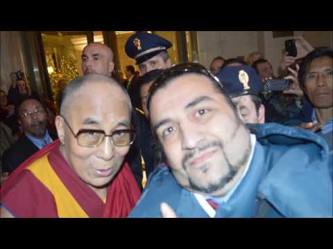 Un selfie con il Dalai Lama col Salutatore (Hello-Man)