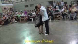 COCA y OSVALDO CARTERY bailando el tango SORBOS AMARGOS en LA MILONGA DEL MORAN