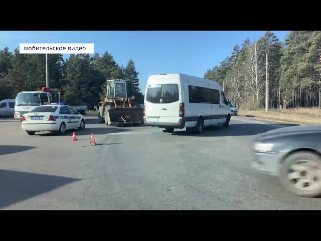 Трактор столкнулся с микроавтобусом