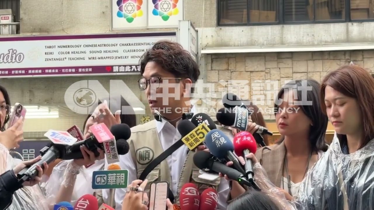 沈伯洋現身捷運站出口發送「順報」