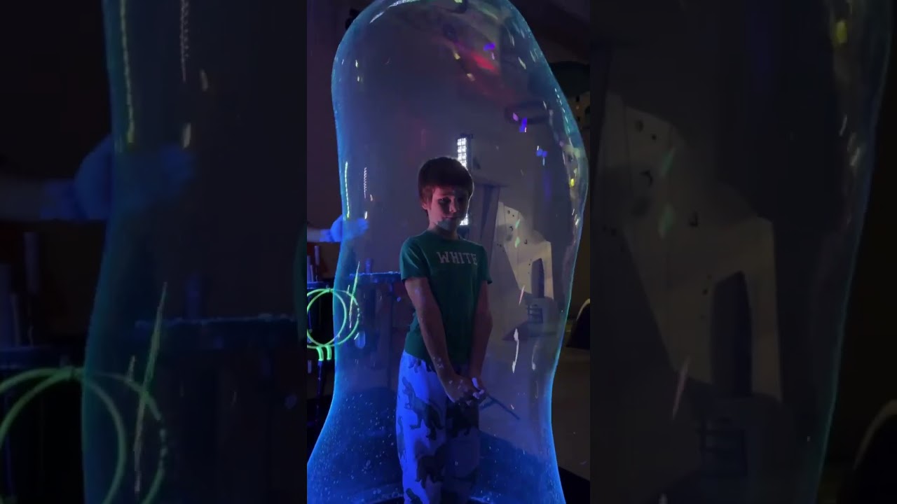 LED Neon Soap Bubble Show | Vienna Night Performance #bubbleart #bubbleshow #party #austriakids