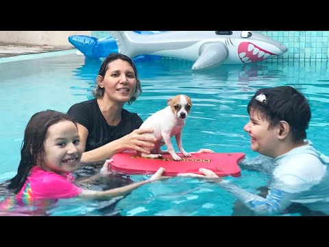 PRIMEIRA VEZ DO MEU CACHORRINHO NA PISCINA!