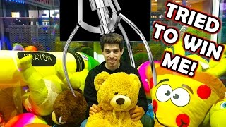 I GOT LOCKED INSIDE A CLAW MACHINE! |