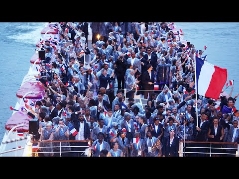 JO PARIS 2024 - Le bateau de l'Équipe de France défile au son de "Que je t'aime" de Johnny