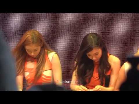 130521 - SNSD True Move H Event - Taeyeon Tiffany make handmade case