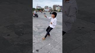 Cậu bé quang kéo diều giật dây kéo dây cho diều bay lên rất hay luôn..#layangan #kite #patang #pipa 