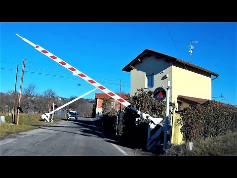 Passaggio a livello Ovada Strada Rebba, treno in transito e alzata barriere # level crossing