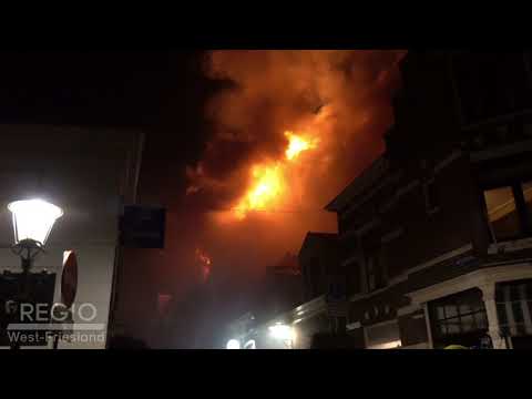 Zeer grote brand in Westerstraat zorgt voor veel rookontwikkeling