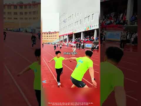 Cả sân trường sững sờ khi biết bố cậu bé là ai