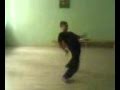 Мелкий танцует брейк данс (11 лет) 
