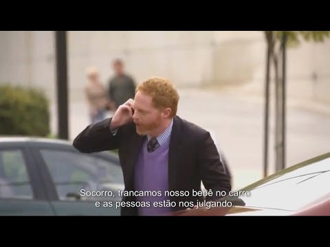Modern Family 1x06 - Mitchell e Cam trancam Lily no carro