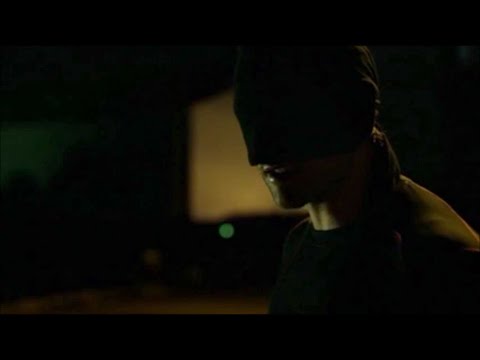 Pelea en el muelle | Daredevil rescata a un grupo de mujeres - DAREDEVIL 1X01