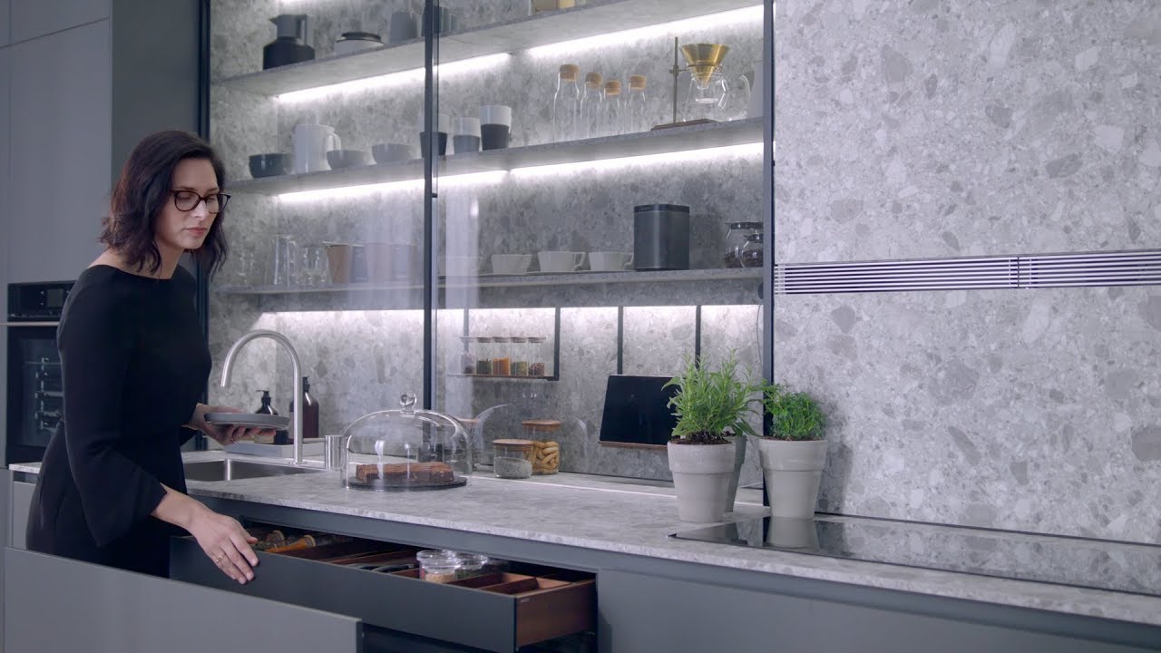 Cocinas/kitchens – SANTOS  | Cocina lineal con gran vitrina, estudio y salón | Colección 2019