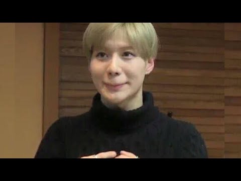 #Shinee #Taemin putting mic by #Jonghyun so everyone can hear him cry😂