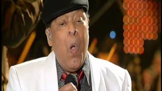 Al Jarreau e Chiara Civello in The Christmas song. Orchestra diretta da Renato Serio