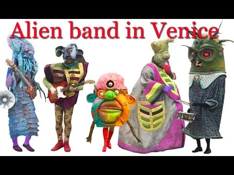 Alien band big nazo from the erea 51  playing music on famous venice beach california