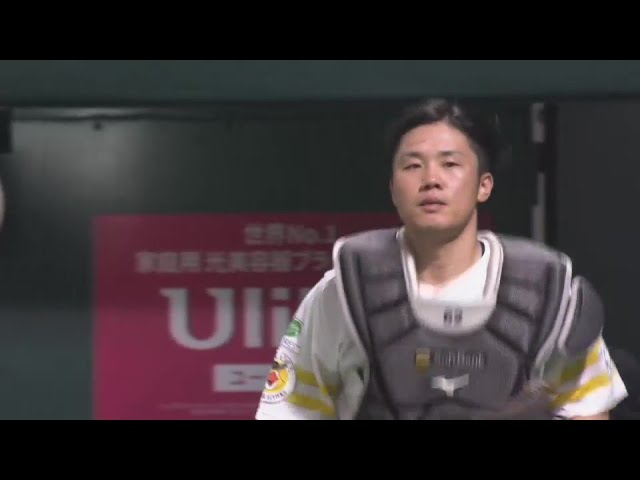 【5回表】投手を救う好フィールディング!! ホークス・海野隆司 ベンチ際の飛球をナイスキャッチ!!  2024年9月18日 福岡ソフトバンクホークス 対 北海道日本ハムファイターズ