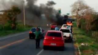 preview picture of video 'Incêndio em carro em Travessão de Campos.'