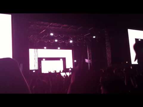 Steve Angello drops Zedd feat. Matthew Koma - Spectrum (Deniz Koyu Remix) at EDC NYC 2013