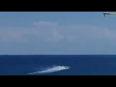 Tragedia sfiorata, La manovra all'ultimo del canadair ha evitato l'impatto con un motoscafo.