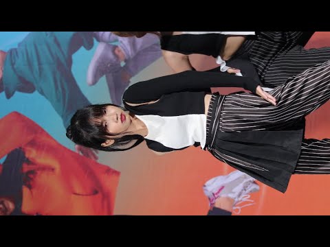 230422  fancam [...] EVG cover EVERGLOW @ Huamark Town Center 2023