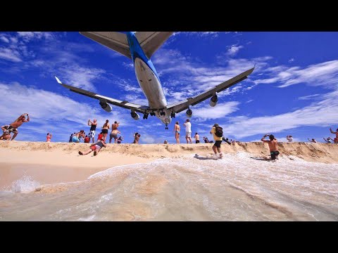 Man falls during the takeoff of the plane in saint marteen in Maho Beach