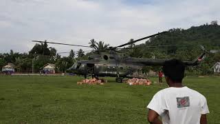 preview picture of video 'Helikopter menurunkan logistik di desa manimbaya'