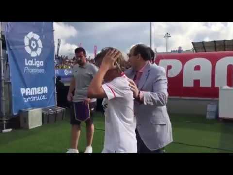 Los ánimos del presidente a los desconsolados chavales del alevín 3/6/18 Sevilla FC