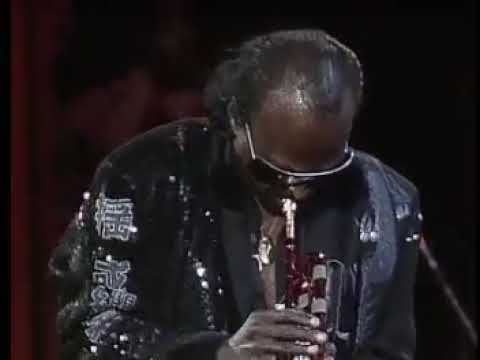 Darryl Jones w/Miles Davis - Montreal Jazz Festival 1985 avi
