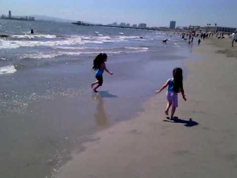 Mia y Joanna en la playa