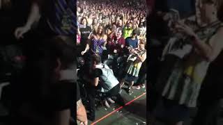Elizabeth gets serenaded- Joe McIntyre NKOTB