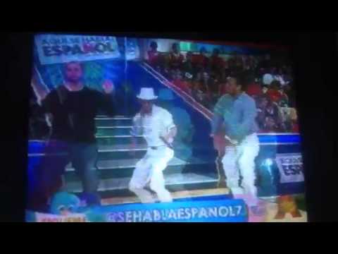 Omar canta en aquí se habla español