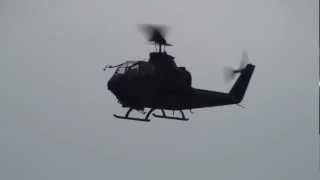 preview picture of video 'ＡＨ-1Ｓ機動飛行 (Kanoya 2009)'