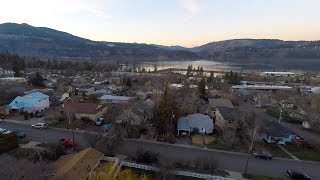 preview picture of video 'Quadcopter Flight in Downtown Hood River, Oregon'