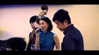 Joanna Dong & the Shanghai Swingers   Yi Jian Ni Jiu Xiao 一見你就笑