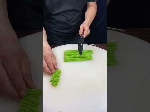 Have you ever tried bitter melon? Do you know the quickest way to slice it? Watch and learn! 🔪✨