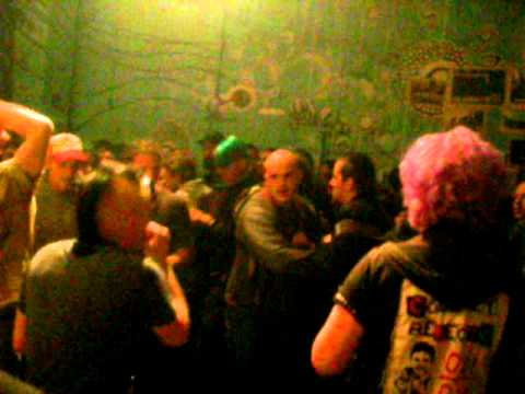 Passive Aggressive - Instant Success @ Sretna kuća