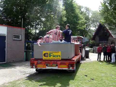 Kampioenen IJVV 4 in de jacuzzi