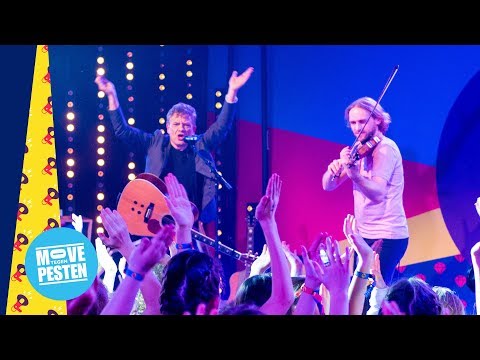 Bart Peeters zingt 'Brood voor morgenvroeg' op het Antipestival