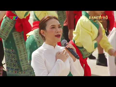 Xúc động phần trình diễn của ca sĩ Mỹ Tâm, em nhỏ và đông đảo nghệ sĩ giữa Quảng trường Ba Đình