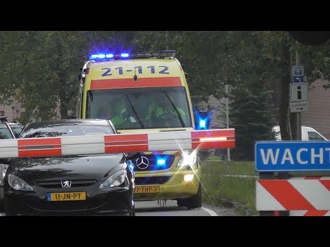(Vast voor spoorbomen) A1 Ambulance 21-112 met spoed in Oss