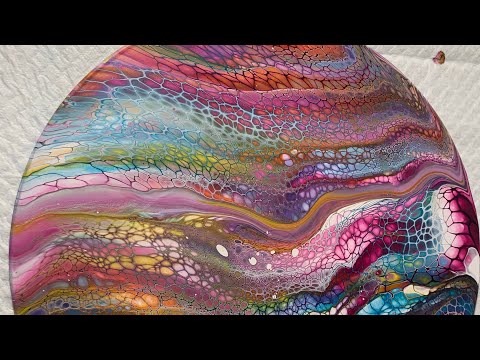 Acrylic pouring swipe technique on a vinyl record #immortalcolors #acrylicpouring #fluidart #artist