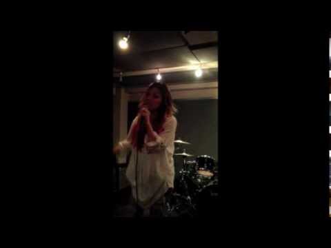 Hiromi singing 