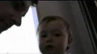 lou-ann marche dans le couloir