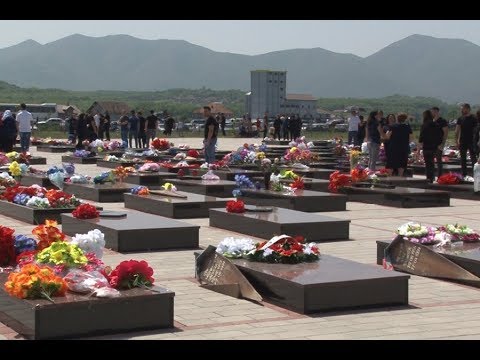 Rrëfimi i nënës që serbët ia morën tre djemtë në sofër