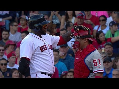 PHI@BOS: Ortiz clips catcher Ruiz on the backswing