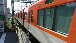 武庫川駅で直通特急の通過の様子
